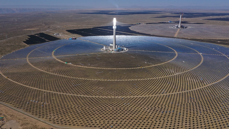 Central solar fotovoltaica y termosolar Gonghe Talatan en China, la planta de energía solar más grande del mundo, captada en vista aérea con paneles solares y torre central.