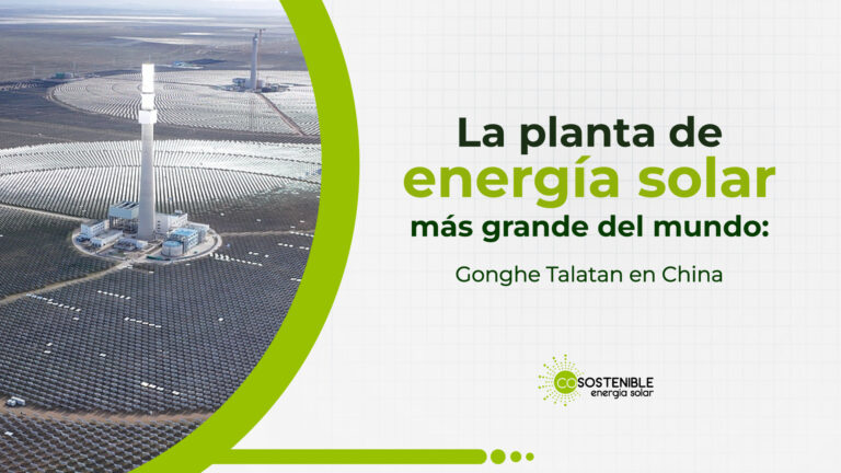 Vista aérea de la planta de energía solar más grande del mundo, Gonghe Talatan en China, con miles de paneles solares y torre central de concentración solar.