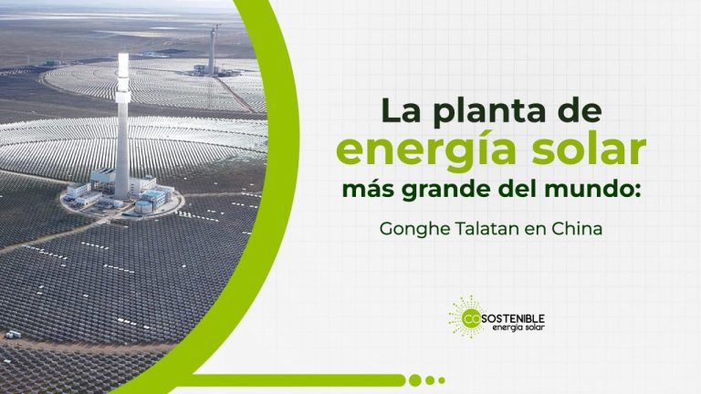 Vista aérea de la planta de energía solar más grande del mundo, Gonghe Talatan en China, con miles de paneles solares y torre central de concentración solar.