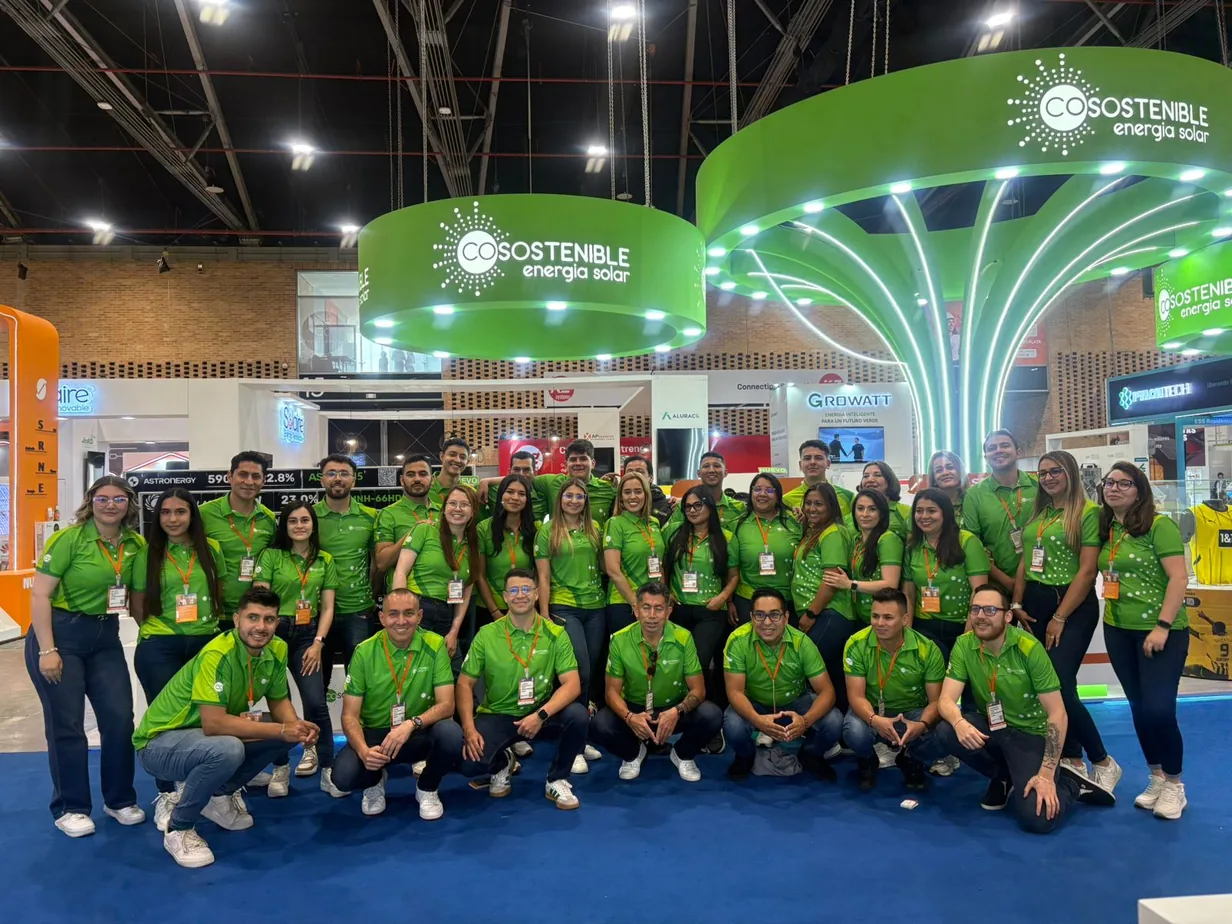 Equipo de Cosostenible en feria de energía solar