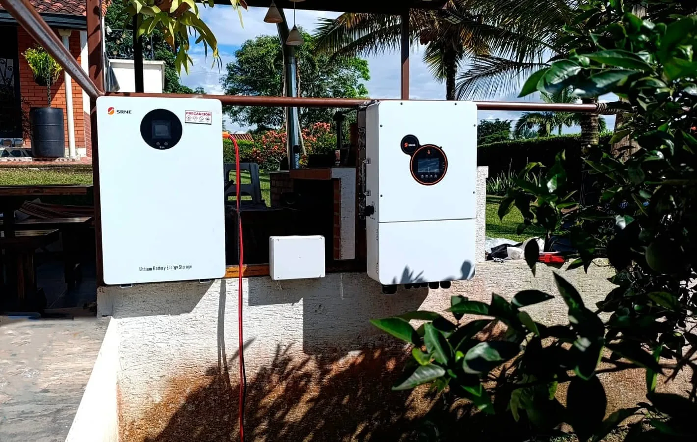 Inversor híbrido SRNE y batería de litio instalados en finca en Pereira, Colombia