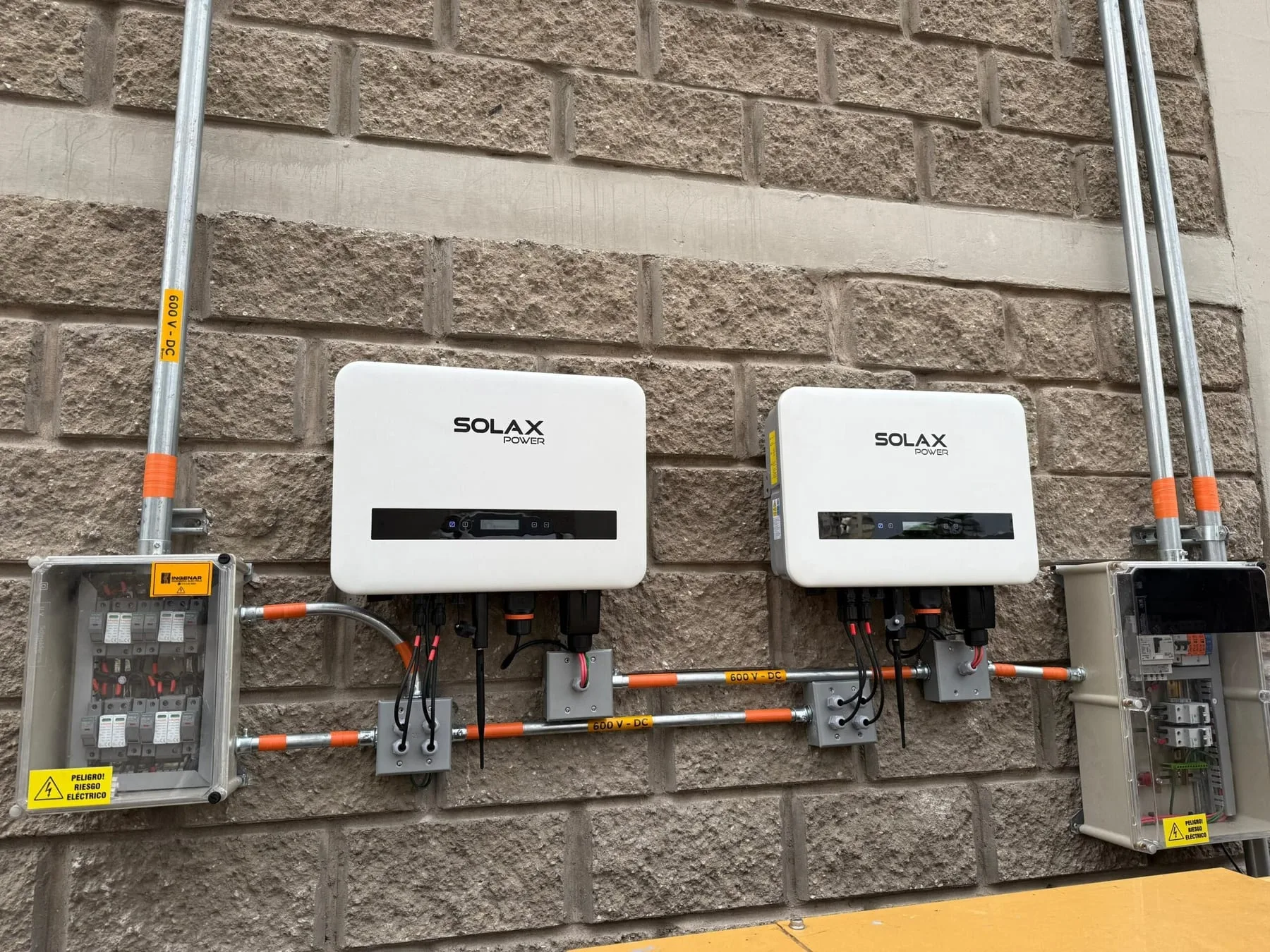 Dos inversores SolaX Power instalados en establecimiento comercial en Barranquilla