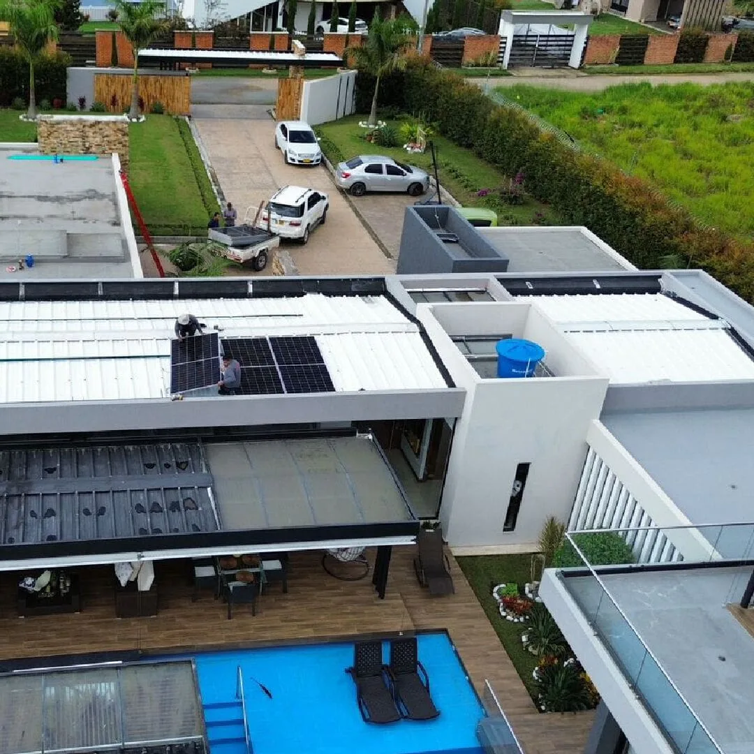 Instalación de paneles solares en vivienda residencial en Popayán, Colombia